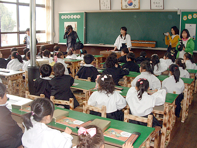 지난 6일 인근 도시인 울산 탐앤제인 유치원생 180여 명이 옛 방식 그대로 수업을 받고 있다.