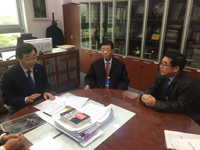이재근 군수(가운데)와 김두수 군의원(오른쪽) 등이 민홍철 국회의원(왼쪽) 사무실을 방문해 국비사업의 필요성을 설명하고 예산 반영 협조를 요청하고 있다.