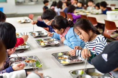 거창 웅양초등학교는 학생들이 건강한 미래리더로 성장할 수 있도록 뒷받침하는 혁신적 학교운영의 일환으로 유전자 변형 식품이 없는 친환경 NON-GMO 급식을 실시하고 있다.