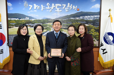 허성곤 김해시장이 사단법인 ‘포럼 문화와 도서관’에서 수여하는 ‘제1회 좋은 도서관 공약상’을 12일 수상했다.