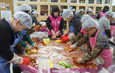 거제 능포초등학교 어린이들이 직접 재배한 배추와 무로 김치를 담가 지역사회 이웃에게 전달했다.