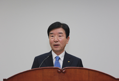 경남개발공사 이남두 사장이 13일 청사 대강당에서 열린 취임식에서 취임사를 말하고 있다.