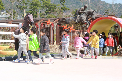 어린이들이 토마빌리지에서 동물들을 구경하고 있다.