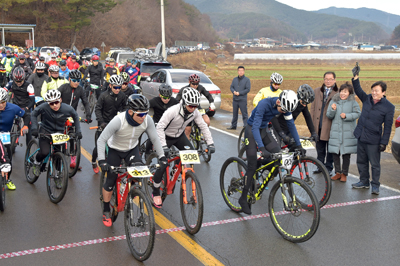 2018년 진주시자전거연맹회장배 전국산악자전거대회가 23일 진주 광제산 주차장에서 열렸다.