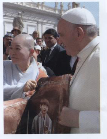 대해 스님이 2018년 4월 바티칸 광장에서 프란체스코 교황을 만나 ‘산상수훈’에 대해 설명하고 있다.