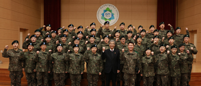 경남과기대 학군단이 2019년 동계입영훈련 출정신고식을 하고 김남경 총장과 화이팅을 외치고 있다.