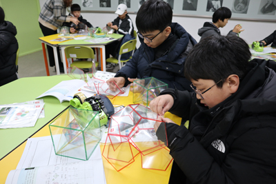 김해수학체험센터에서 지난 7일 학생들이 보고, 만지고, 느끼는 다양한 수학체험 학습을 하고 있다.