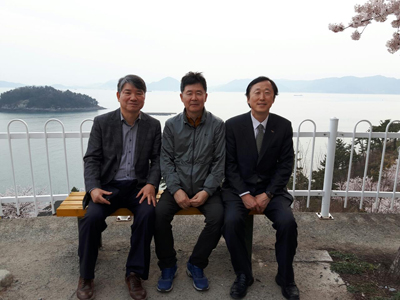 전ㆍ현직 교장 3명이 1974년 12월 20일부터 2개월간 무전여행을 경험으로 한 책을 출판해 화제가 되고 있다. 사진은 (왼쪽부터)최진철, 안명영, 김동환.