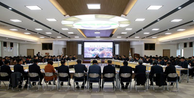 하동군은 국고예산 확보목표를 잡고 21일 확대간부회의를 열어 집중 논의했다.