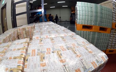지난해 2월 8일 오전 서울 한국은행 강남본부 지하 금고에서 직원들이 시중은행에 공급할 2018년 설 자금을 방출하고 있다.