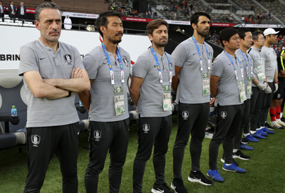 파울루 벤투 한국 축구 국가대표팀 감독이 지난 25일 오후(현지시간) 아랍에미리트 아부다비 자예드 스포츠시티 스타디움에서 열린 2019 아시아축구연맹(AFC) 아시안컵 8강 카타르와의 경기에서 승리를 다짐하고 있다.