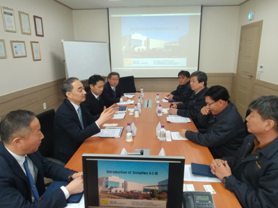 30일 왕정홍 방위사업청장(왼쪽 두 번째)이 김해시 진영읍에 있는 동화에이시엠을 방문해 수출관련 상담을 실시했다.
