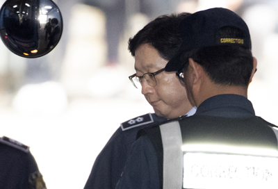 김경수 경남지사가 30일 서울중앙지법에서 징역 2년의 실형을 선고받고 법정구속된 뒤 호송차로 가고 있다.