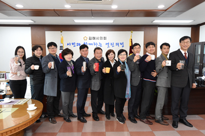 7일 김해시의회 김형수 의장(왼쪽부터 여섯 번째)을 비롯한 시의원 등이 개인 컵 사용을 권고하는 `플라스틱 프리 챌린지`에 동참했다.