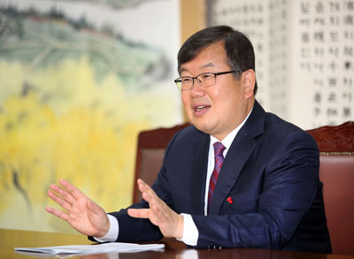 박일호 밀양시장은 밀양의 경제를 살리기 위해 ‘밀양 르네상스 시대’ 개막을 위해 박차를 가하고 있다.