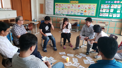 봉황초등학교 교사들이 회복적학교 교사 워크숍을 진행하고 있는 모습.