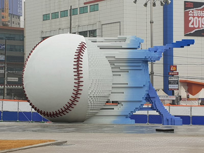 구장 앞에 설치된 야구공 모양의 전시물이 웃음을 준다.