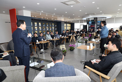 7일 허성무 시장은 한국산업단지공단 경남본부 6층에서 열린 ‘창원국가산단 미래경영자클럽 경제토크콘서트’에 참석해 토론하고 있다.