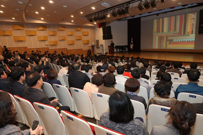 지난 12일 고성 문화체육센터에서 열린 고성아카데미에서 승효상 위원장이 강연을 하는 모습.