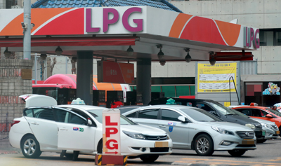 19일 대통령 주재 국무회의에서 LPG 차량 연료 사용제한이 폐지됐다. 사진은 LPG 충전소에서 충전을 기다리고 있는 택시. 연합뉴스
