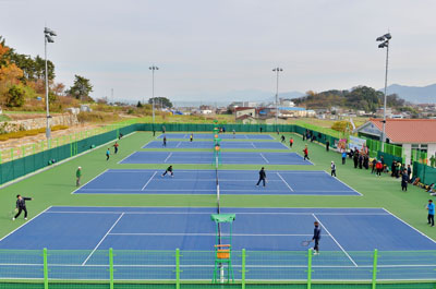 ‘제14회 남해군수배 테니스대회’가 오는 30일 군 공설테니스장을 비롯한 남해군 일원에서 개최된다. 사진은 지난해 남해군수배 테니스 대회 모습.