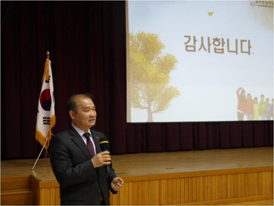 안기학 율하초등학교 운영위원장이 교육내용을 설명하고 있다.
