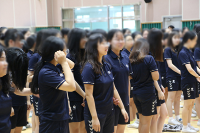 생활복(하복) 착용한 마산의신여중 학생들.