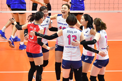 지난 7일(현지시간) 태국 방콕 후아막 체육관에서 열린 2019 한국-태국 여자배구 올스타 슈퍼매치 2차전에서 한국 올스타팀 선수들이 기뻐하고 있다. 이날 한국 올스타팀은 세트 스코어 3-0으로 승리를 했다. / 한국배구연맹