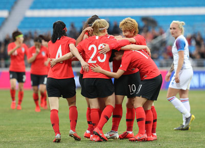 지난 9일 오후 강원 춘천송암스포츠타운에서 열린 여자축구대표팀 2차 평가전 한국과 아이슬란드의 경기. 지소연이 골을 넣고 동료와 기뻐하고 있다.