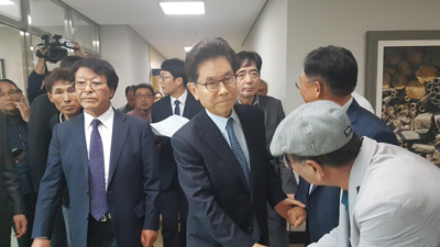 송도근 사천시장은 호별방문 선거운동을 한 혐의로 재판에 넘겨져 1심에서 벌금 70만 원을 선고받았다.