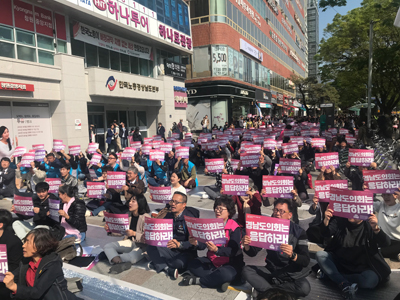 지난 13일 창원시 정우상가 앞에서 경남학생인권조례 제정을 촉구하는 범도민대회가 열리고 있다. 연합뉴스