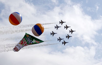 창녕 낙동강유채축제에서 펼쳐진 공군블랙이글스 에어쇼 모습.