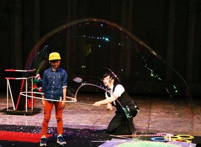 매직버블쇼에서 한 어린이가 공연에 참여하며 즐기고 있다.