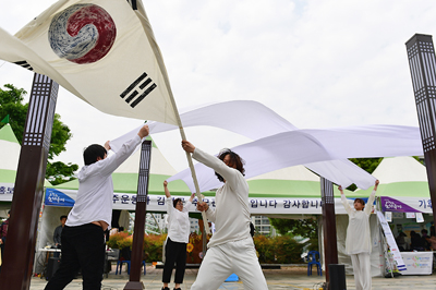 지난 21일 김해 가야문화축제에서 열린 퍼포먼스 그룹 ‘배우다’의 퍼포먼스 모습.