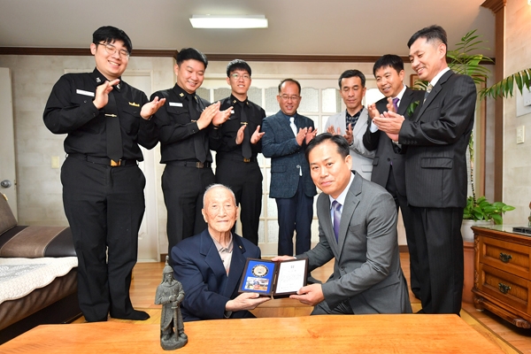 박정일 금속직장장(4급)을 비롯한 정비창 대원들이 이진수 옹에게 감사패를 전달하고 기념사진을 찍고 있다.
