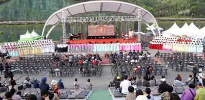 진주사암연합회가 불기 2563년 부처님 오신 날을 맞아 4일부터 6일까지 남강야외무대 일원에서 개최한 시민과 함께하는 법요식 및 남강연등 문화축제 행사장면.
