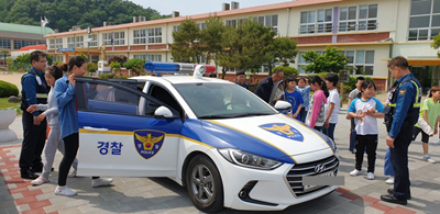 함안초등학교 학생들이 진로안전체험교육을 하는 모습.