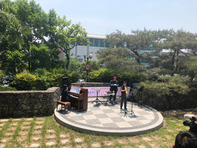 15일 낮 12시 김해시청 앞 공원에서 지역 청년 음악인들이 공연을 선보이고 있다.