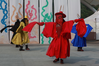 진주탈춤한마당이 오는 24일부터 26일까지 사흘간 진주남강야외무대 일원에서 개최된다. 사진은 지난해 진주오광대 공연모습.