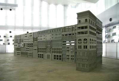 참여작가 중 김상균, 人工樂園1, 시멘트 캐스팅, 750×150×184cm, 2006作.