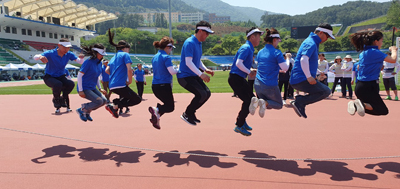 지난 23일 제22회 경남도장애인체육대회에서 참가 선수들이 큰줄넘기를 넘고 있는 모습.