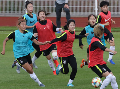 국제축구연맹(FIFA) 여자 월드컵 2회 연속 16강 진출을 노리는 한국 대표팀의 조소현, 이민아 등 선수들이 3일 오후(현지시간) 프랑스 주느빌리에 스타드 루이 부리에서 훈련하고 있다.