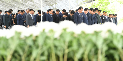 6일 거창 죽전근린공원 내 충혼탑에서 열린 제64회 현충일 추념식에서 참가자들이 묵념을 하고 있다.
