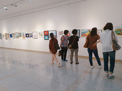 김해도서관 갤러리가야에서 열린 ‘꿈을 그리고 마음을 디자인하다’ 전시회에서 작품을 감상하는 관람객들.