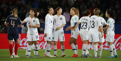 지난 7일(현지시간) 프랑스 파리 파르크 데 프랭스에서 열린 2019 국제축구연맹(FIFA) 프랑스 여자 월드컵 조별리그 A조 1차전 한국과 프랑스의 경기에서 패한 한국 선수들이 아쉬워하고 있다.