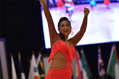 배지성 지부장이 지난해 영국에서 개최된 세계국제라인댄스 대회에서 한국 선수 대표로 출전해 화려한 댄스를 선보이고 있다.