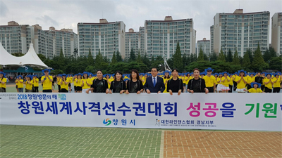 지난해 창원세계사격선수권대회에서 대한라인댄스 연맹 경남지부 지도자들과 선수들이 플래시몹을 한 후 기념사진.