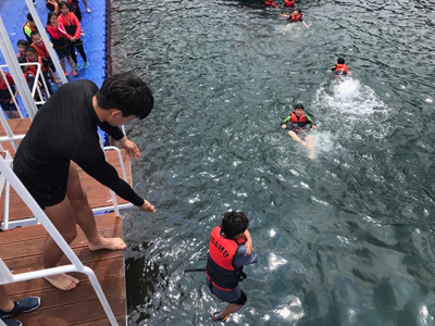 통영 지역 초등학교 4~6학년 학생들이 17일 통영시 평림동 해양안전센터에서 선박비상탈출 훈련을 하고 있다.