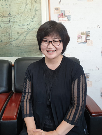 오오시마 키오미는 1995년 한국에 시집 와 폭넓은 사회 생활과 가정 생활을 병행하고 있다.