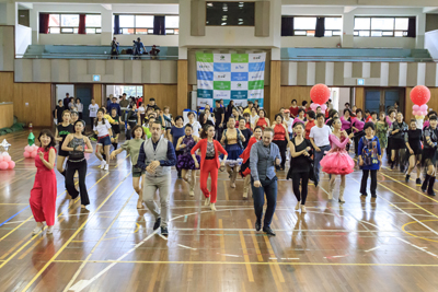 지난 22일 개최된 국제라인댄스대회에 출전한 선수들이 줄맞춰 화려한 댄스를 선보이고 있다.